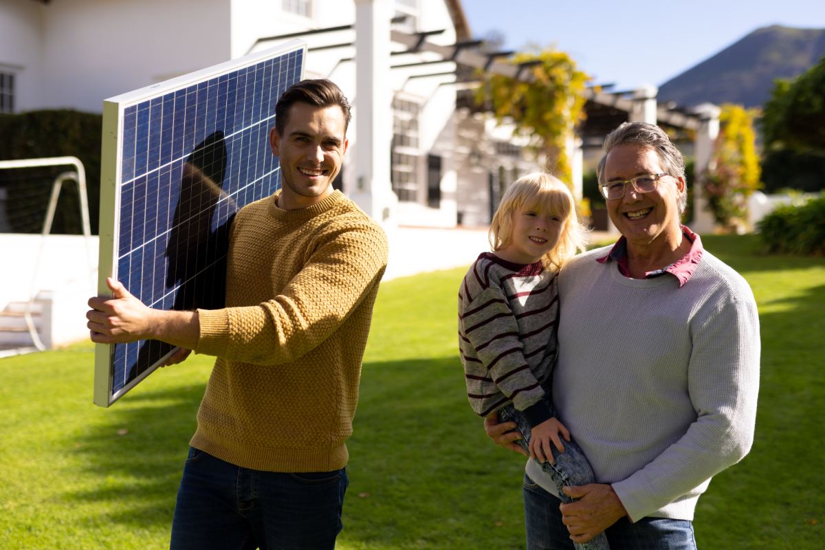Familie mit Solarpanel im sonnigen Garten