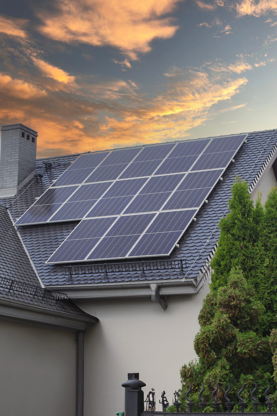 Solaranlage auf Hausdach bei Sonnenuntergang